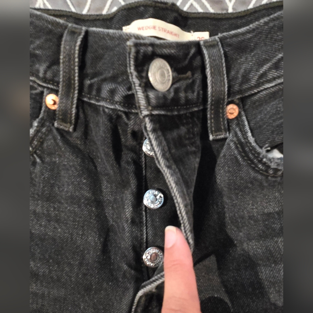 SOLD!!!! Levis Black Wedgie Straight Leg Distressed Raw Hem Jeans Size 26 - Picture 7 of 10